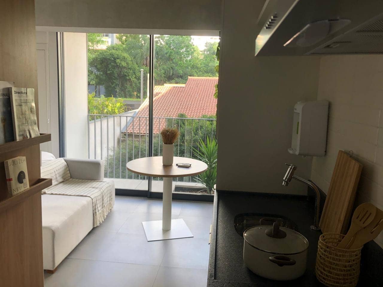 Varanda de studio entregue, reformado e mobiliado