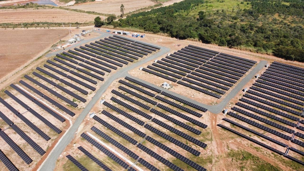 Usina fotovoltaica de solo em Leme, São Paulo, vista de drone